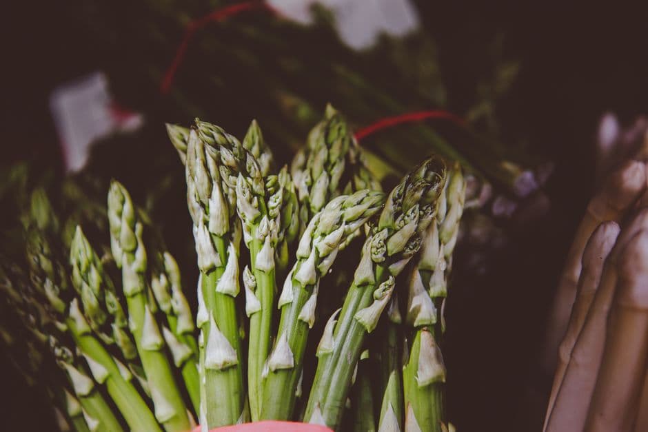 Printemps : les asperges blanches et vertes